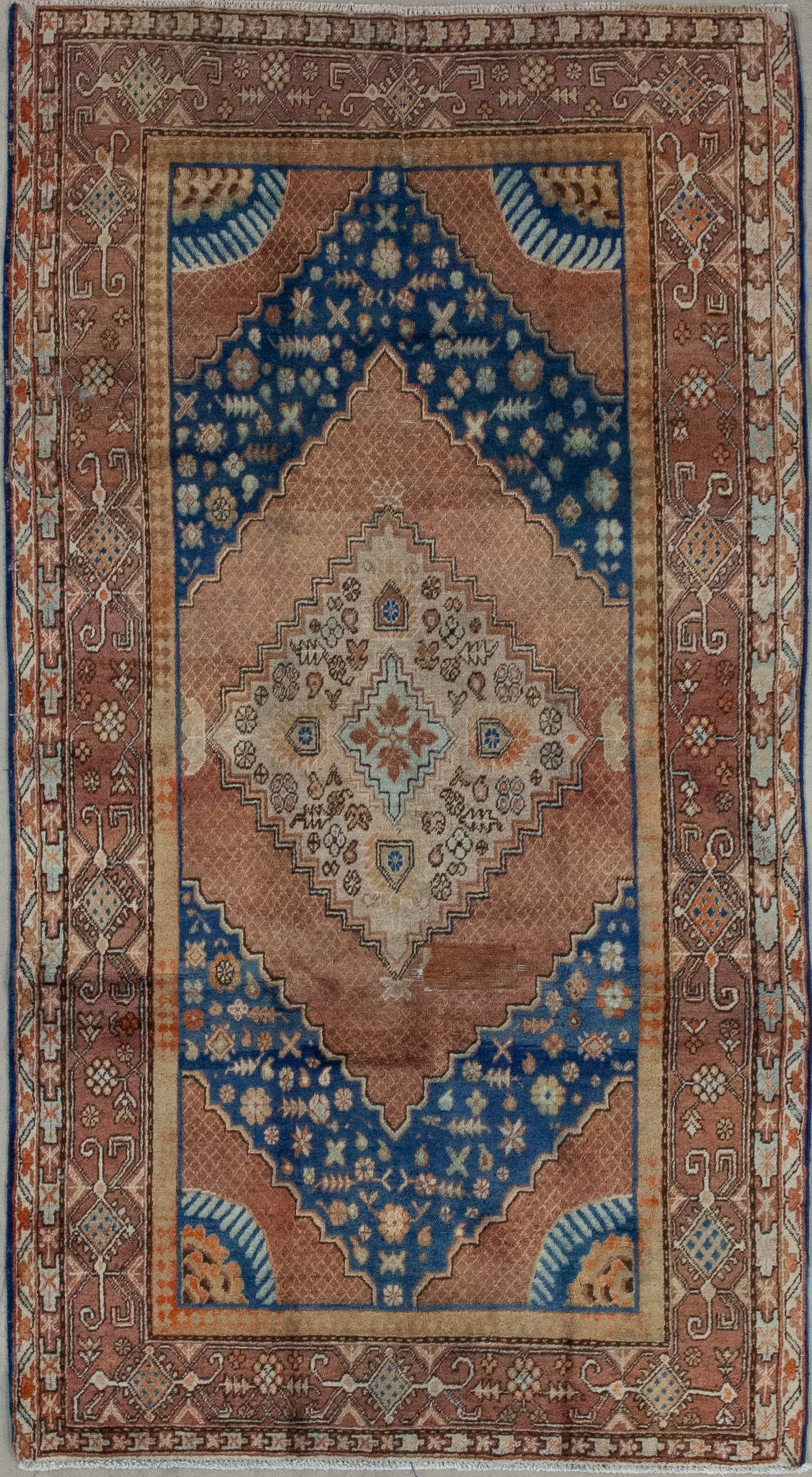 Buddhist's awe-inspiring rug comes with a delightful color scheme that has variations of earth brown and sky blue. The traditional design features a large blue diamond which is nesting three more rhombuses.